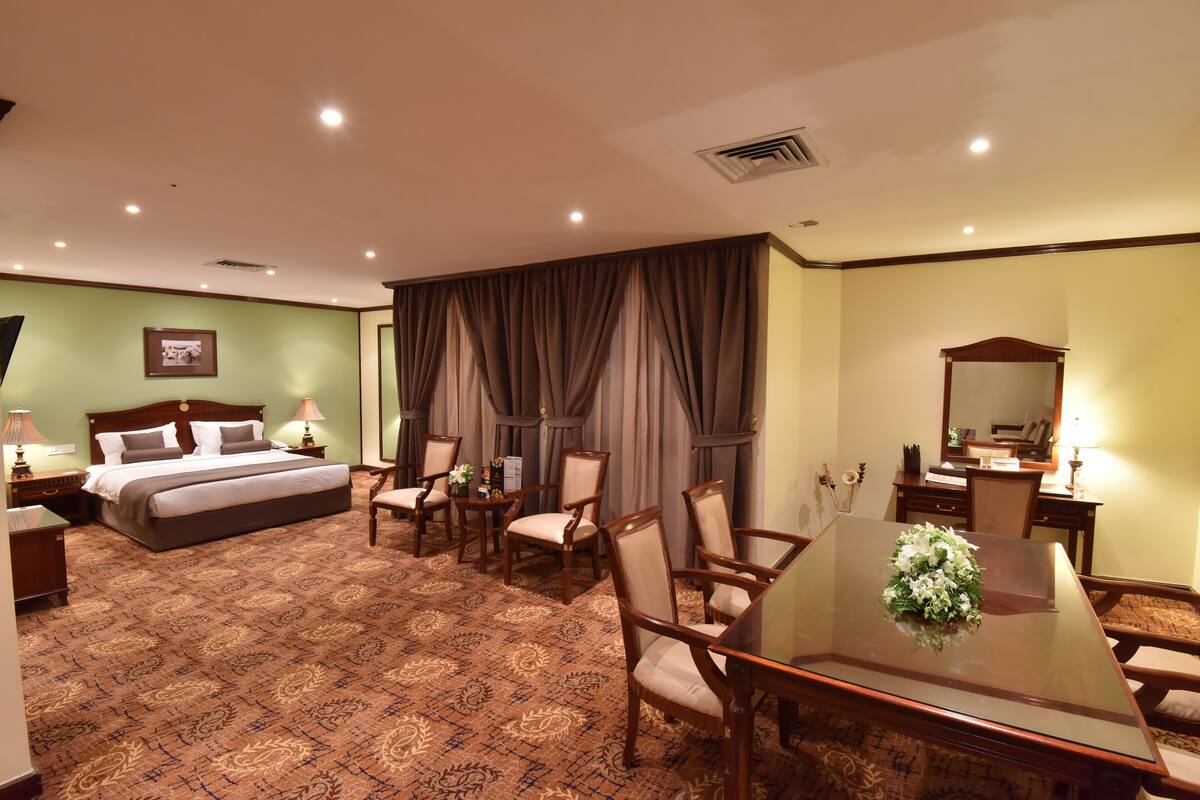 Business Suite Room  | Minibar, in-room safe, individually furnished, desk