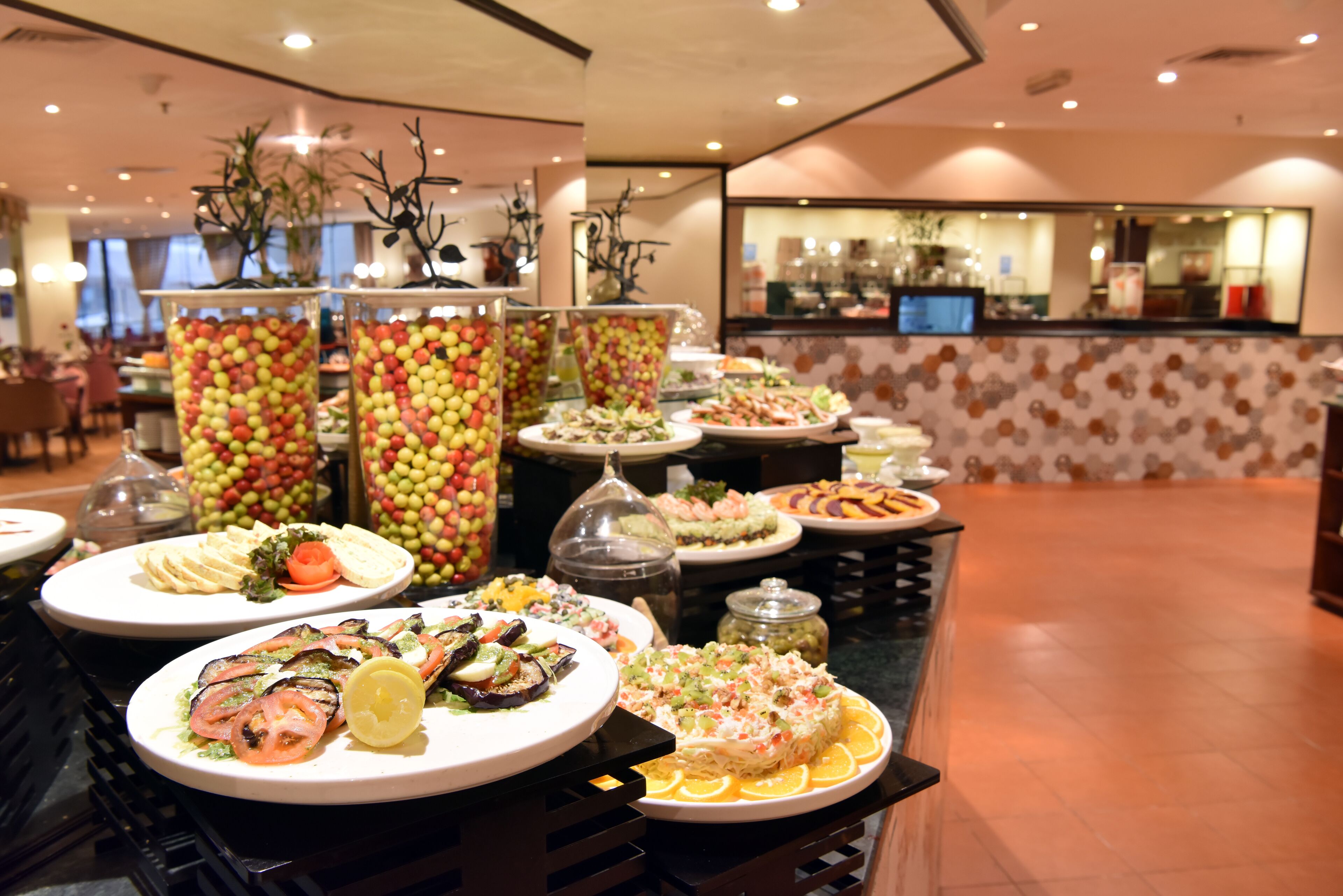 2 restaurantes; se sirven desayunos, almuerzos y cocina internacional 