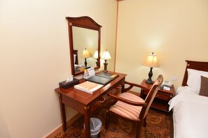 Minibar, in-room safe, individually furnished, desk - Inn & Go Kuwait Plaza Hotel (Kuwait City)