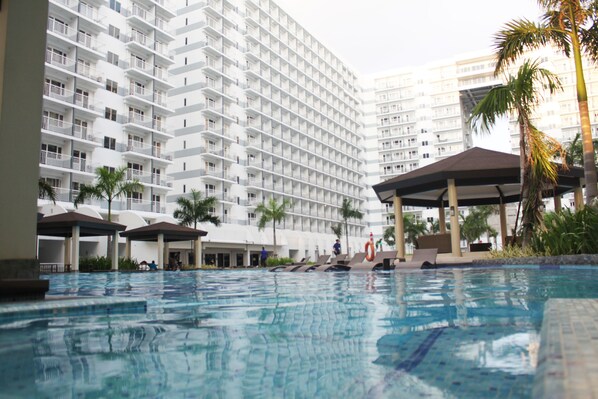 Outdoor pool, free pool cabanas, pool loungers