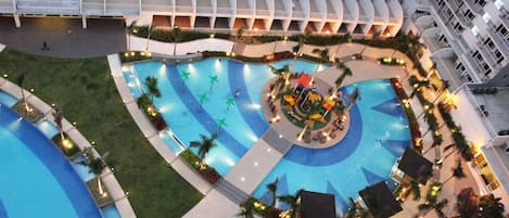 Outdoor pool, free pool cabanas, pool loungers