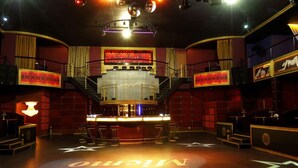 Un théâtre doté d’une scène centrale, de plusieurs balcons et d’un espace bar.