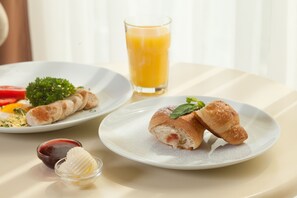 فطور أوروبي يوميًا بتكلفة قدرها (300 UAH للشخص)