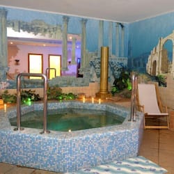 Salas de tratamiento para parejas, un sauna, una bañera de hidromasaje