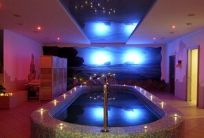 Salas de tratamientos para parejas, sauna, bañera de hidromasaje 