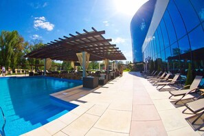 من حمّامات السباحة المغطاة، حمّام سباحة خارجي، مظلات على حمّام السباحة