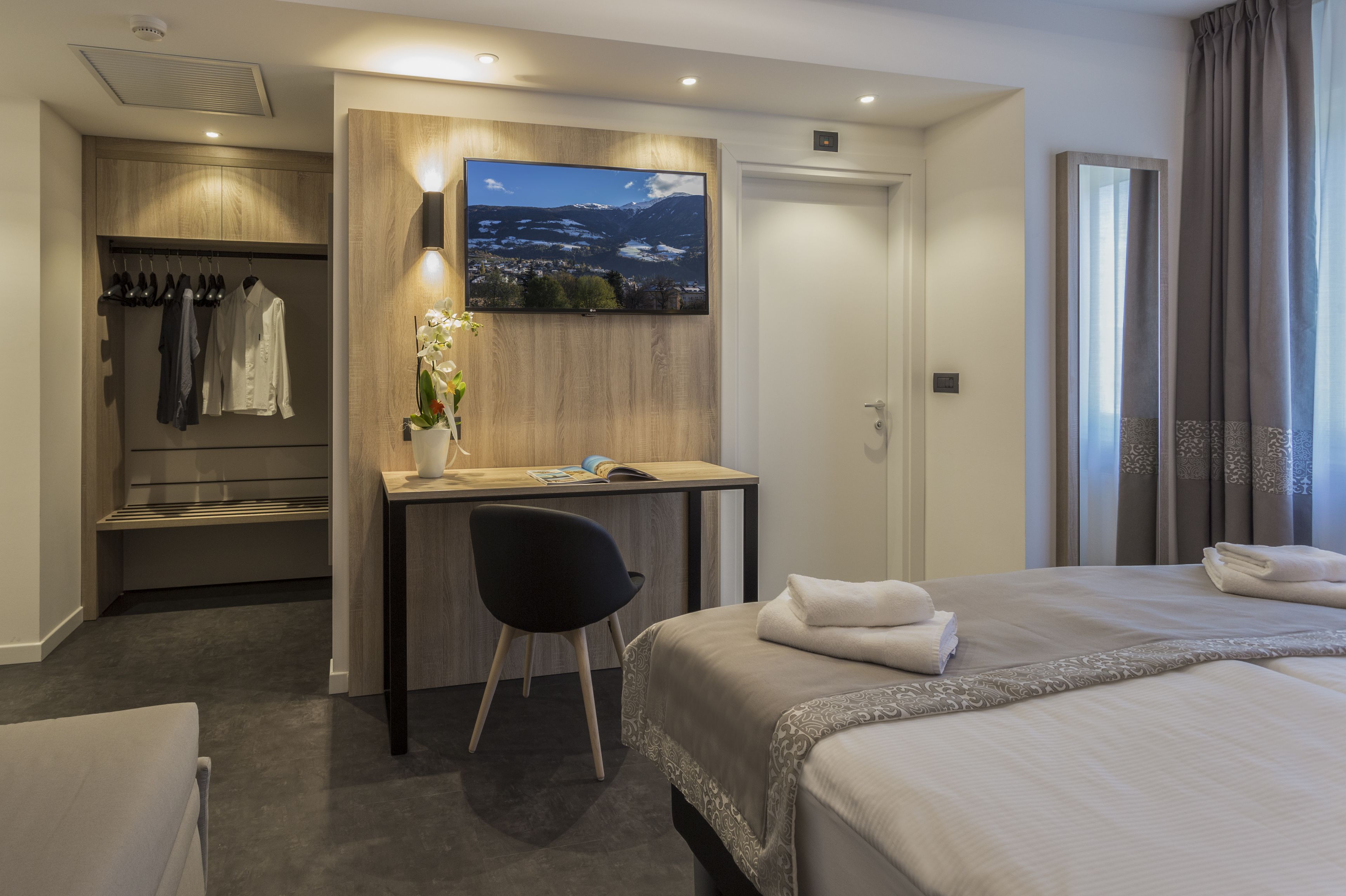 double room, 1 double bed | minibar, in-room safe, desk, free wifi