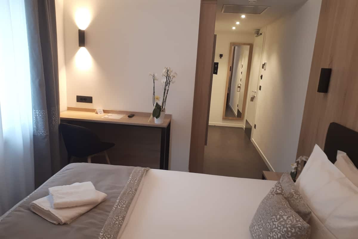 Doppia uso singolo | Minibar, una cassaforte in camera, una scrivania, Wi-Fi gratuito