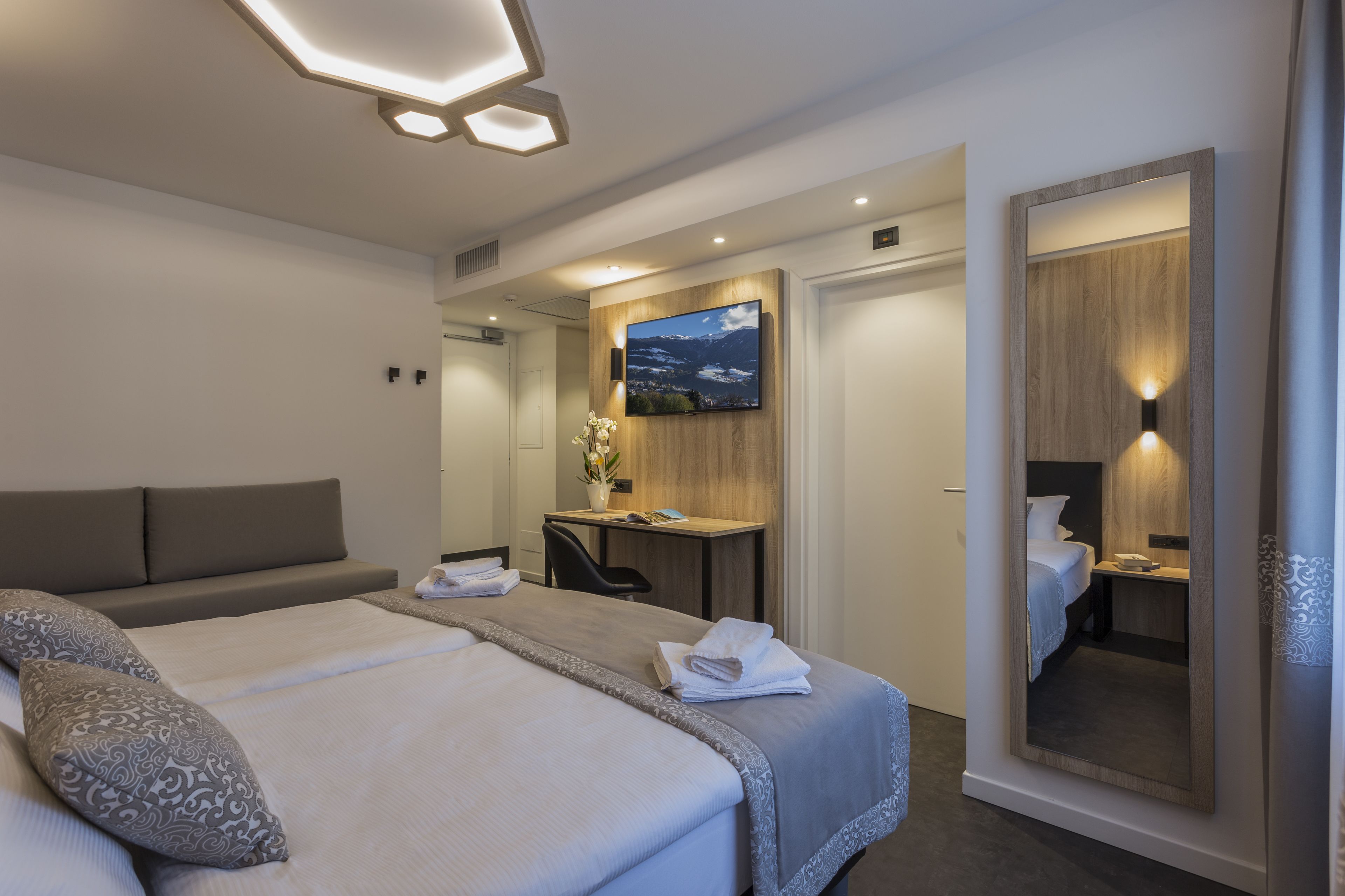 double room, 1 double bed | minibar, in-room safe, desk, free wifi