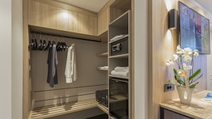 Un bagno moderno con un mobile bagno in legno, uno specchio, un lavandino e uno spazio doccia.