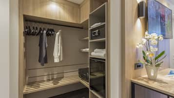 Minibar, Zimmersafe, Schreibtisch, kostenloses WLAN