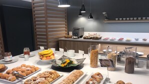 Un buffet con diversi pasticcini, frutta e salse.