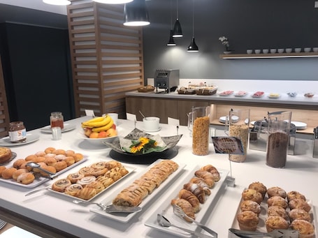 ๋งค์ผ ๋ทํ ๋ฌด๋ฃ ์์นจ ์์ฌ ํฌํจ