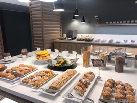 Free daily buffet breakfast