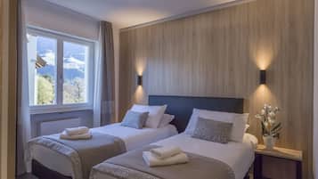 Double Room, 2 Single Beds | Minibar, in-room safe, desk, free WiFi