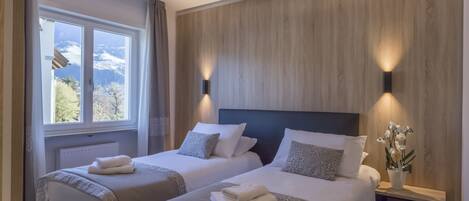 Tweepersoonskamer, 2 eenpersoonsbedden | Een minibar, een kluis op de kamer, een bureau, gratis wifi