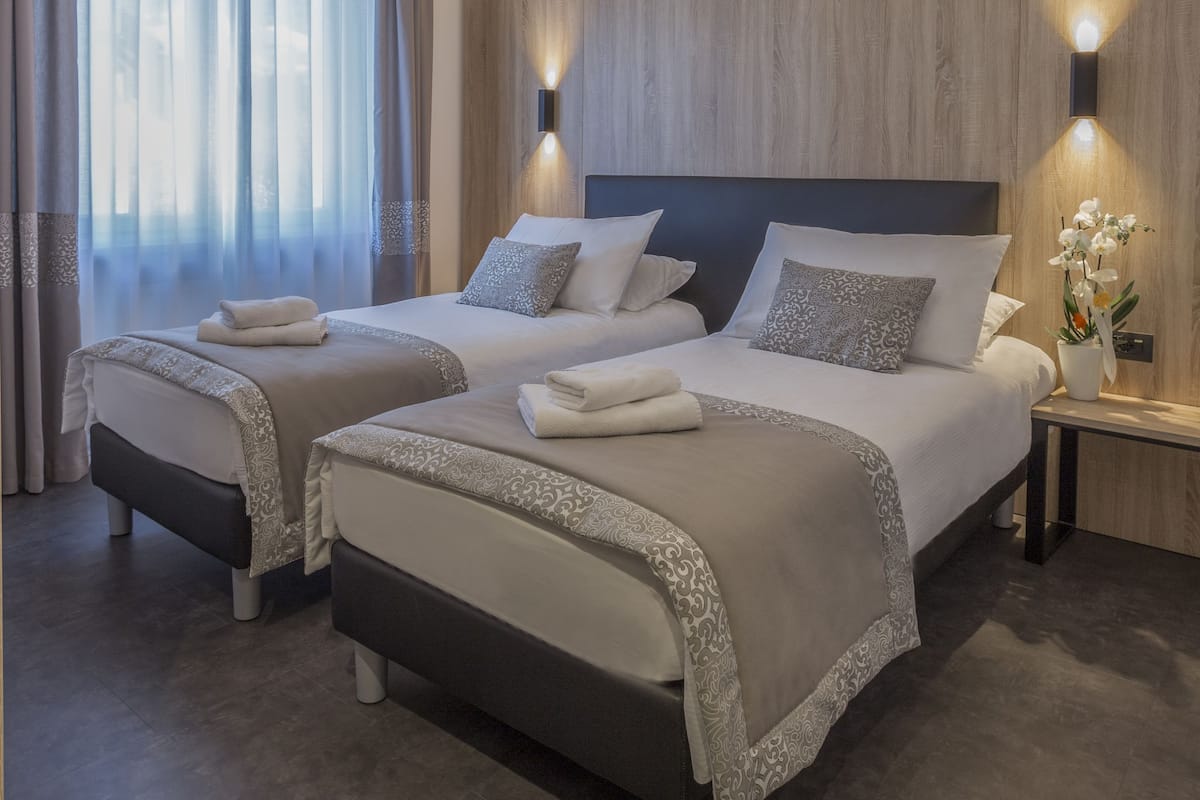 double room, 2 single beds | minibar, in-room safe, desk, free wifi