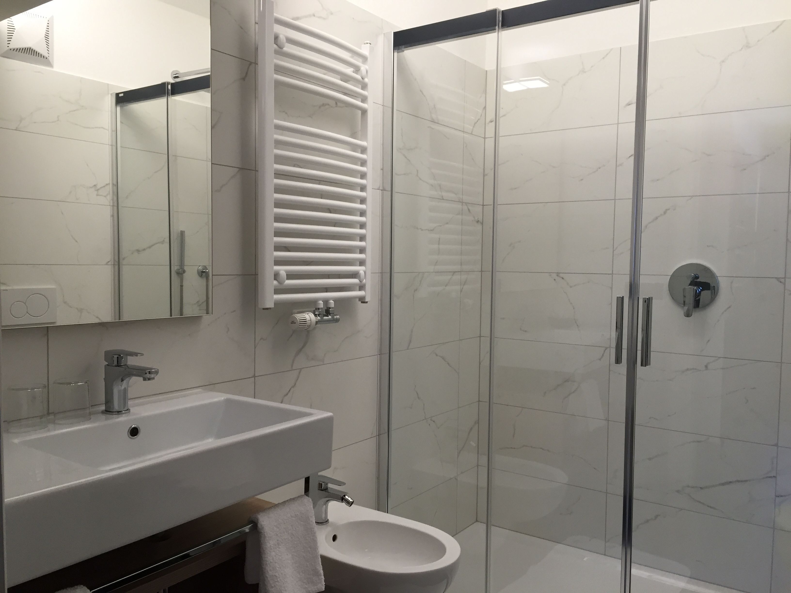 shower, rainfall showerhead, free toiletries, hair dryer