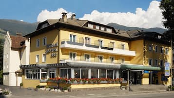 Fassade der Unterkunft – Abend/Nacht