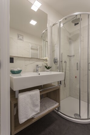 Double Room, 2 Single Beds | Bathroom | Shower, rainfall showerhead, free toiletries, hair dryer - Tourist Hotel (Bressanone)