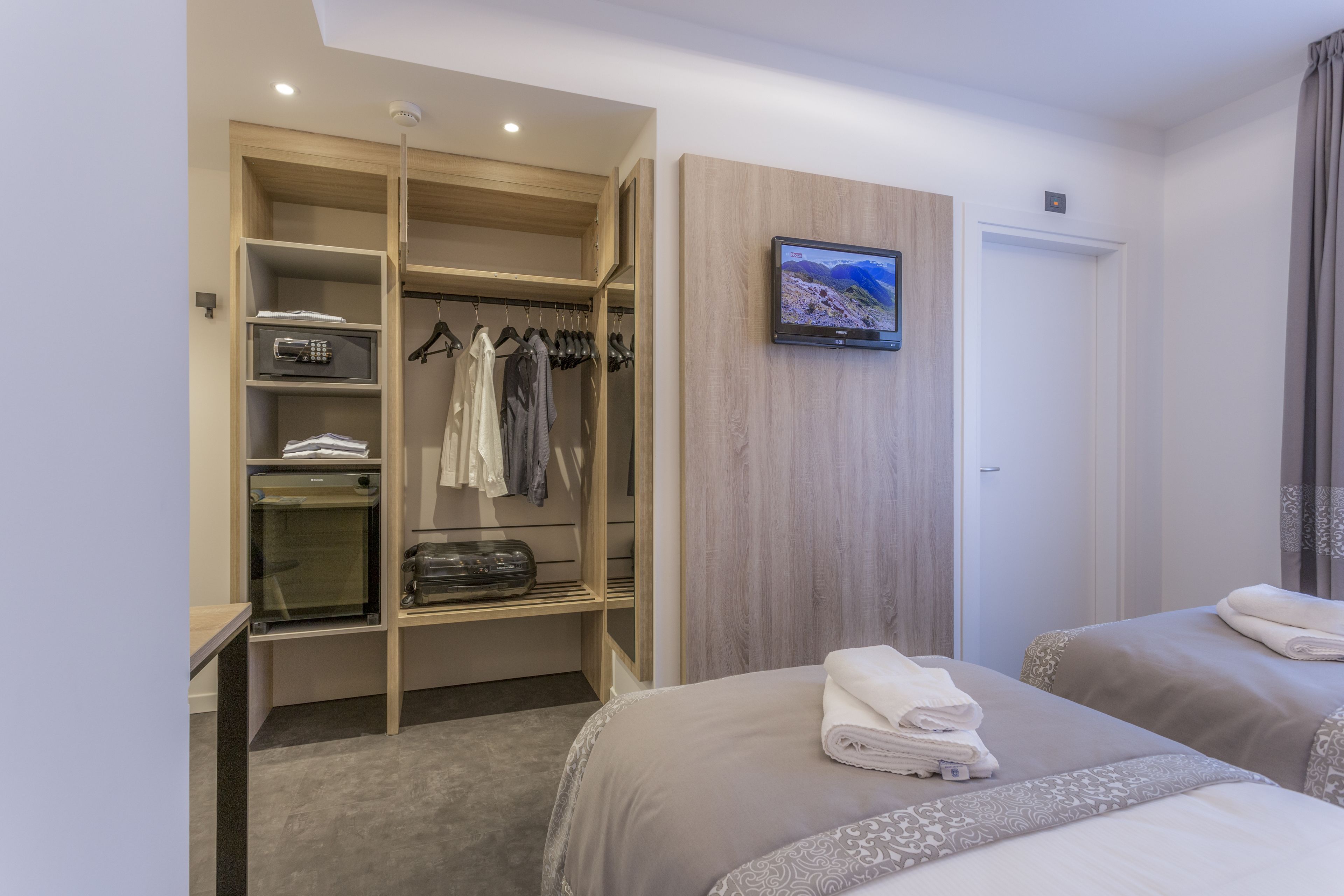 double room, 2 single beds | minibar, in-room safe, desk, free wifi