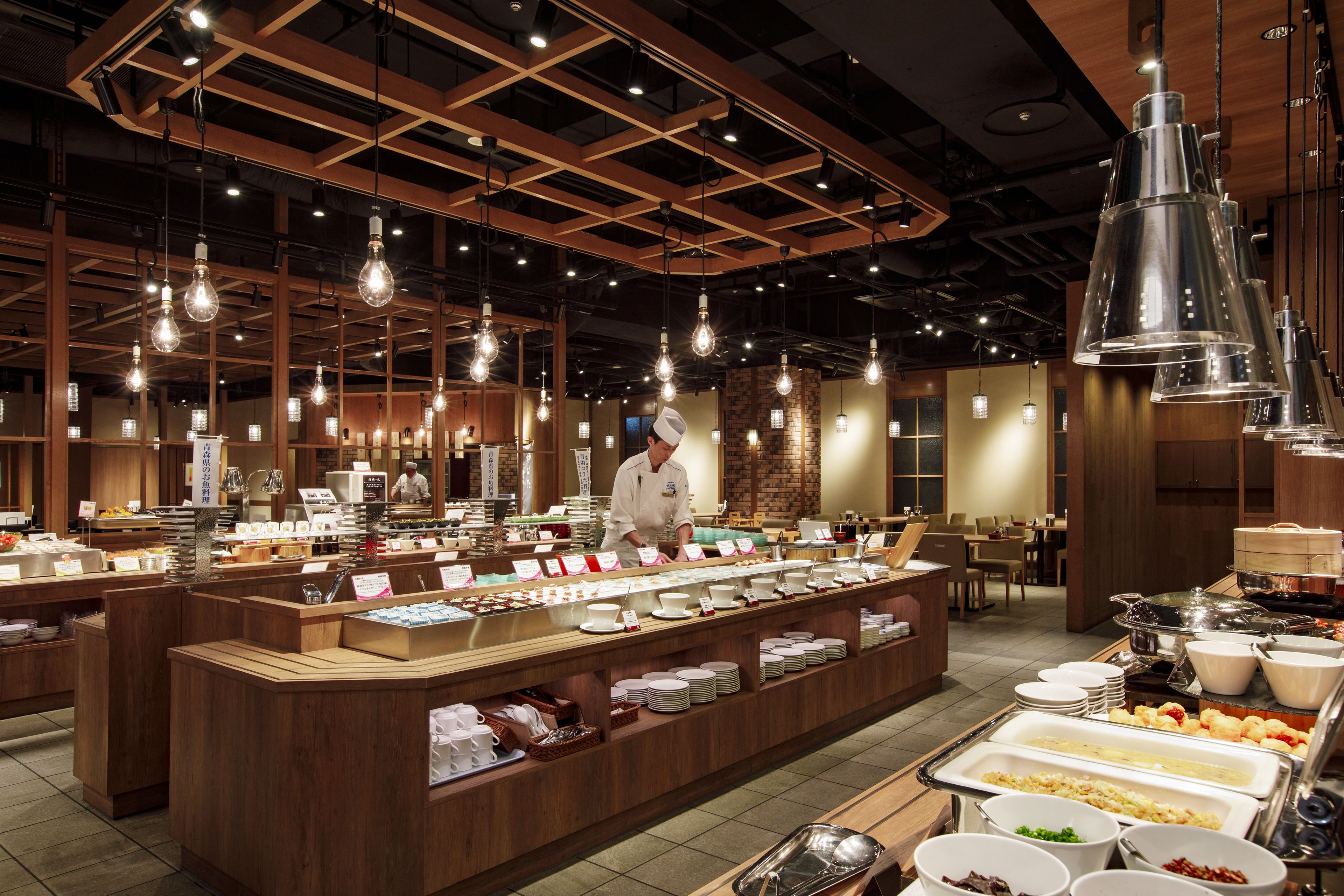 Un buffet proposant une variété de plats et un comptoir de buffet.