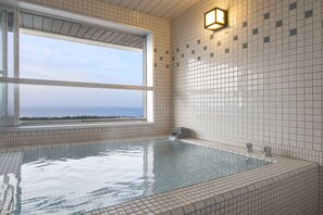 ของใช้ในห้องน้ำฟรี, ไดร์เป่าผม, รองเท้าสวมภายในห้อง, โถสุขภัณฑ์แบบบิเดท์