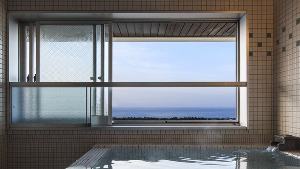 Vista despejada de una piscina con ventana que da al océano.