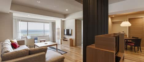 Una sala moderna con sofá, mesa de centro y comedor.