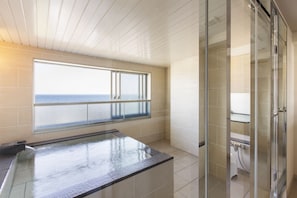 Artículos de tocador gratuitos, secador de pelo, pantuflas, bidet