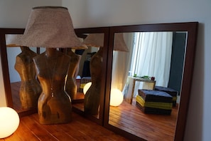 Cubrecamas, minibar y caja de seguridad en la habitación 