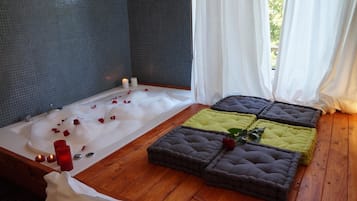 Habitación doble Deluxe, hidromasaje | Edredón, minibar y caja de seguridad en la habitación