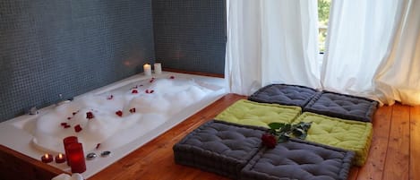 Deluxe Double Room, Jetted Tub | Down comforters, minibar, in-room safe, individually decorated