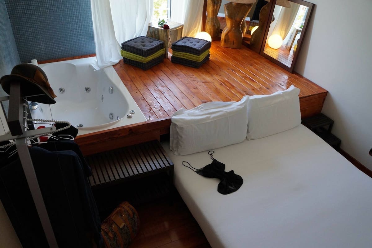 Kamar Double Deluks, jet tub | Selimut bulu angsa, minibar, brankas, dan didekorasi berbeda-beda