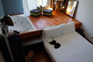 Cubrecamas, minibar y caja de seguridad en la habitación 