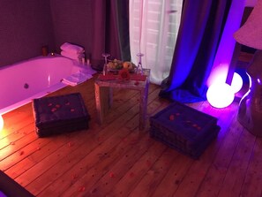 Deluxe Double Room, Jetted Tub | Down comforters, minibar, in-room safe, individually decorated - Jacuzzi Rooms (Rome)