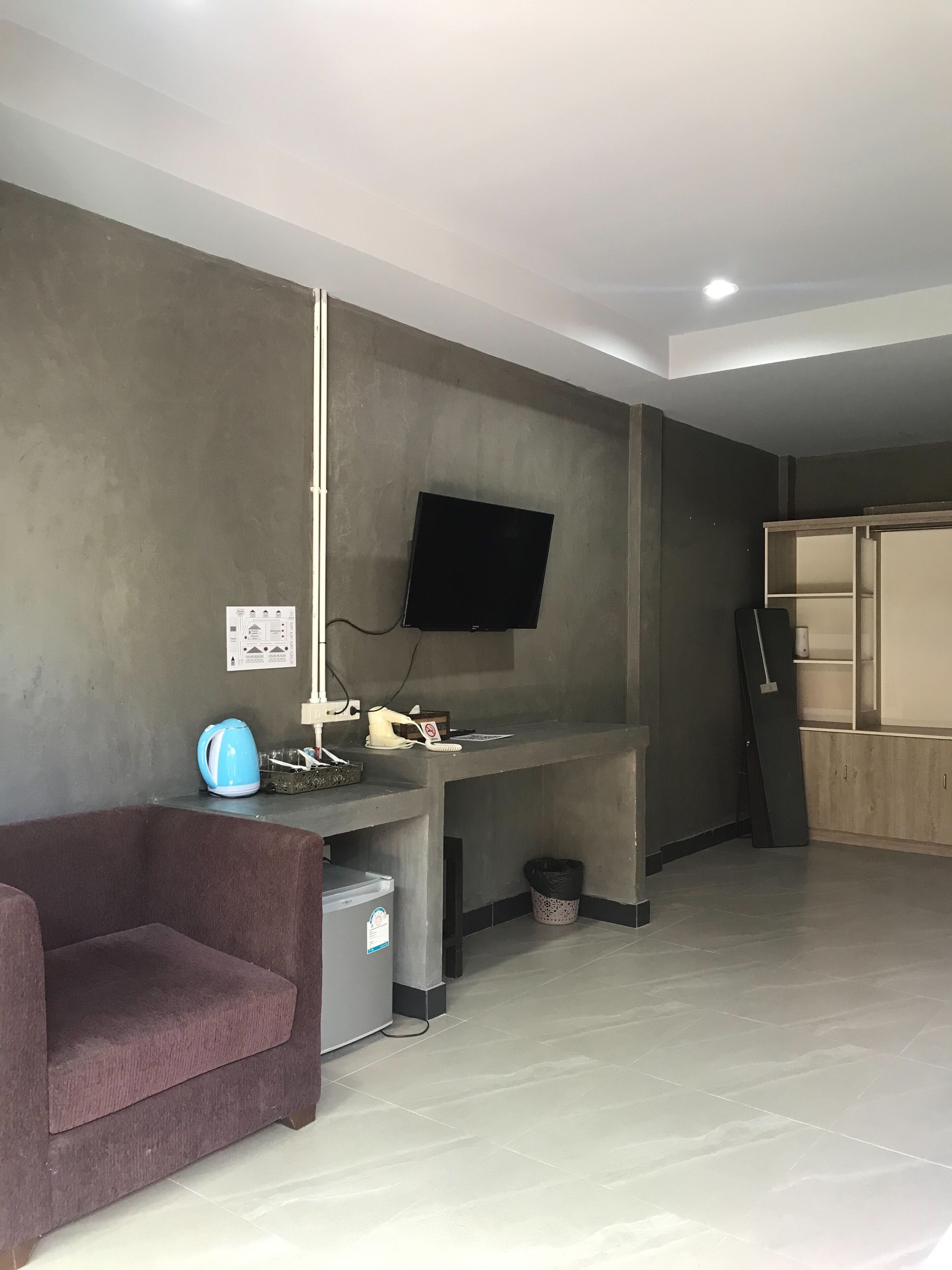 deluxe triple room | living area | 32-inch flat-screen tv with cable channels, tv