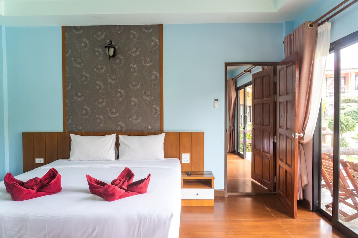 Family Connecting Rooms | Minibar, in-room safe, desk, blackout drapes