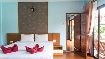 Family Connecting Rooms | Een minibar, een kluis op de kamer, een bureau, verduisterende gordijnen