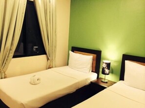 Phòng 2 giường đơn Tiêu chuẩn | Bàn, giường gấp/giường phụ (phụ phí) 