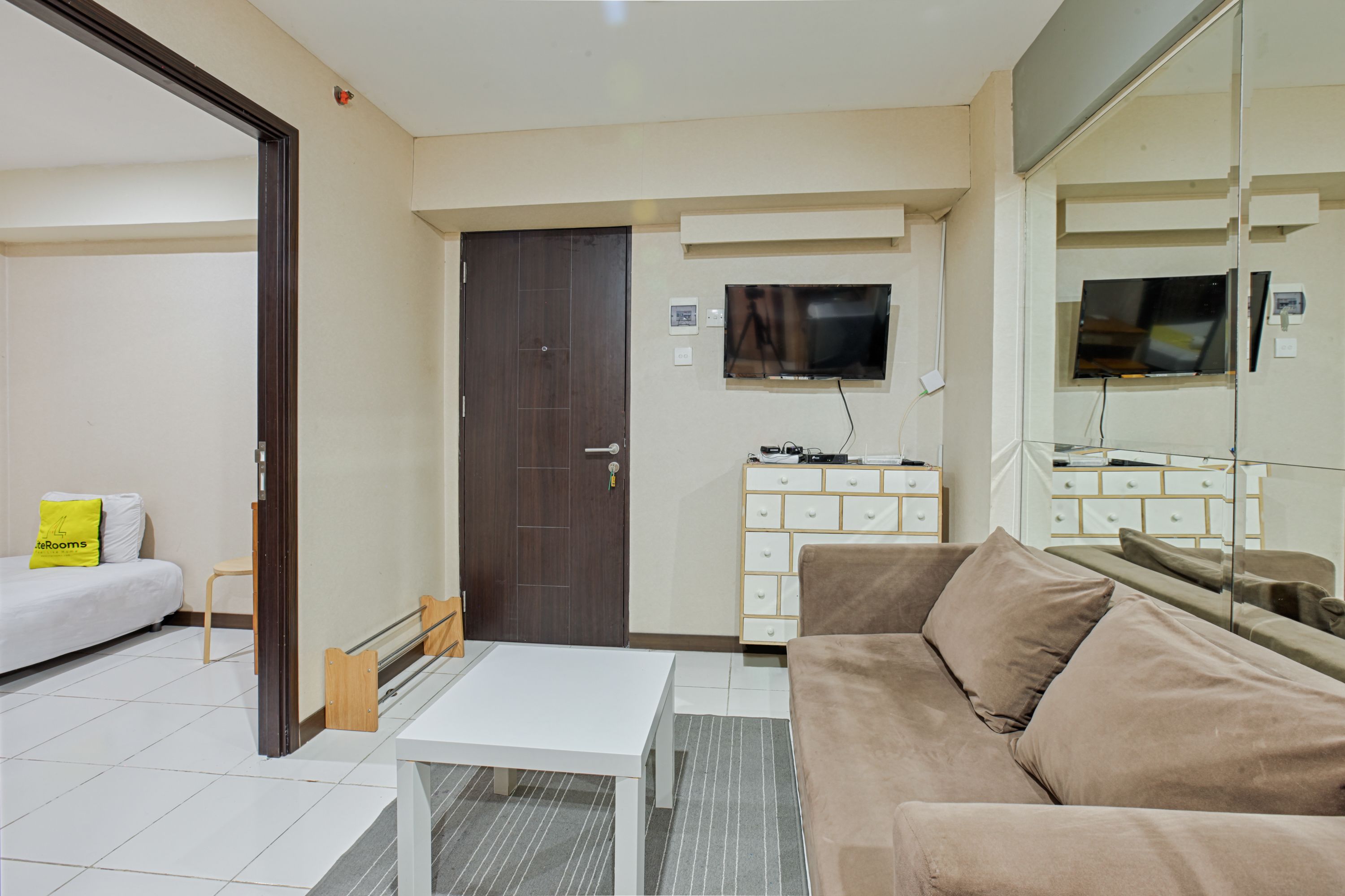 Lite Family, 2 Bedrooms | Ruang keluarga | Televisi LCD 32-inci dengan saluran TV kabel dan TV