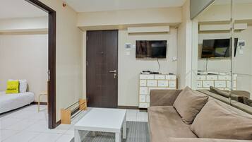 Lite Family, 2 Bedrooms | Ruang keluarga | Televisi LCD 32-inci dengan saluran TV kabel dan TV