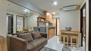 Lite Family, 2 Bedrooms | Ruang keluarga | Televisi LCD 32-inci dengan saluran TV kabel dan TV