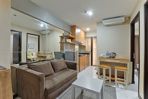 Lite Family, 2 Bedrooms | Living room | 32-inch LCD TV with cable channels, TV - Literooms At Kebagusan City (Jakarta)