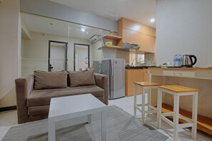 Lite Family, 2 Bedrooms | Living room | 32-inch LCD TV with cable channels, TV - Literooms At Kebagusan City (Jakarta)