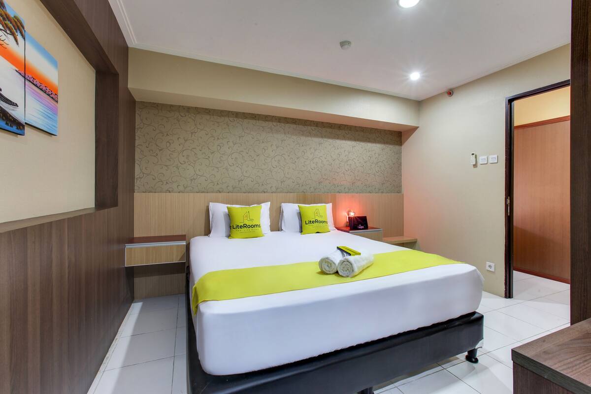 Suite Keluarga, 3 kamar tidur, ensuite, pemandangan kolam renang | Area keluarga | Televisi LCD 32-inci dengan saluran TV kabel dan TV