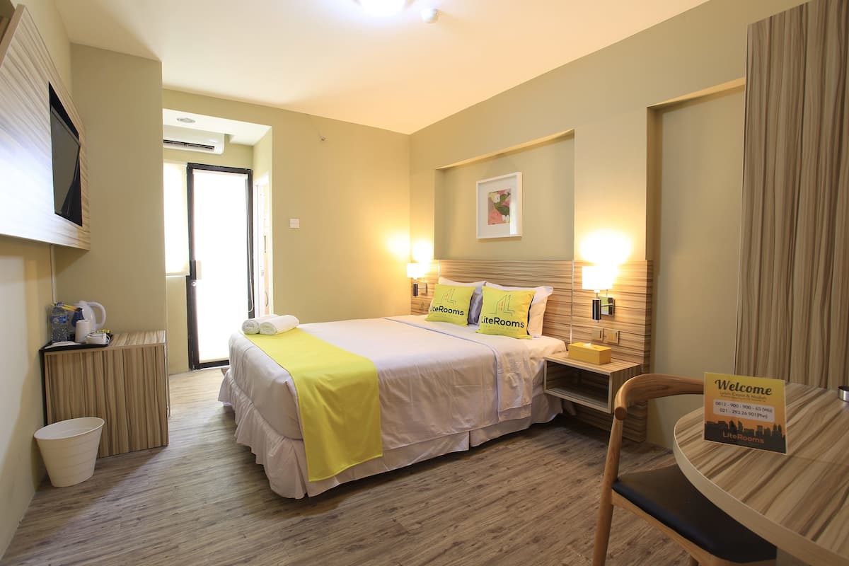 Chambre Deluxe, 1 très grand lit, accessible aux personnes à mobilité réduite, vue ville | Bureau, Wi-Fi gratuit, décoration personnalisée