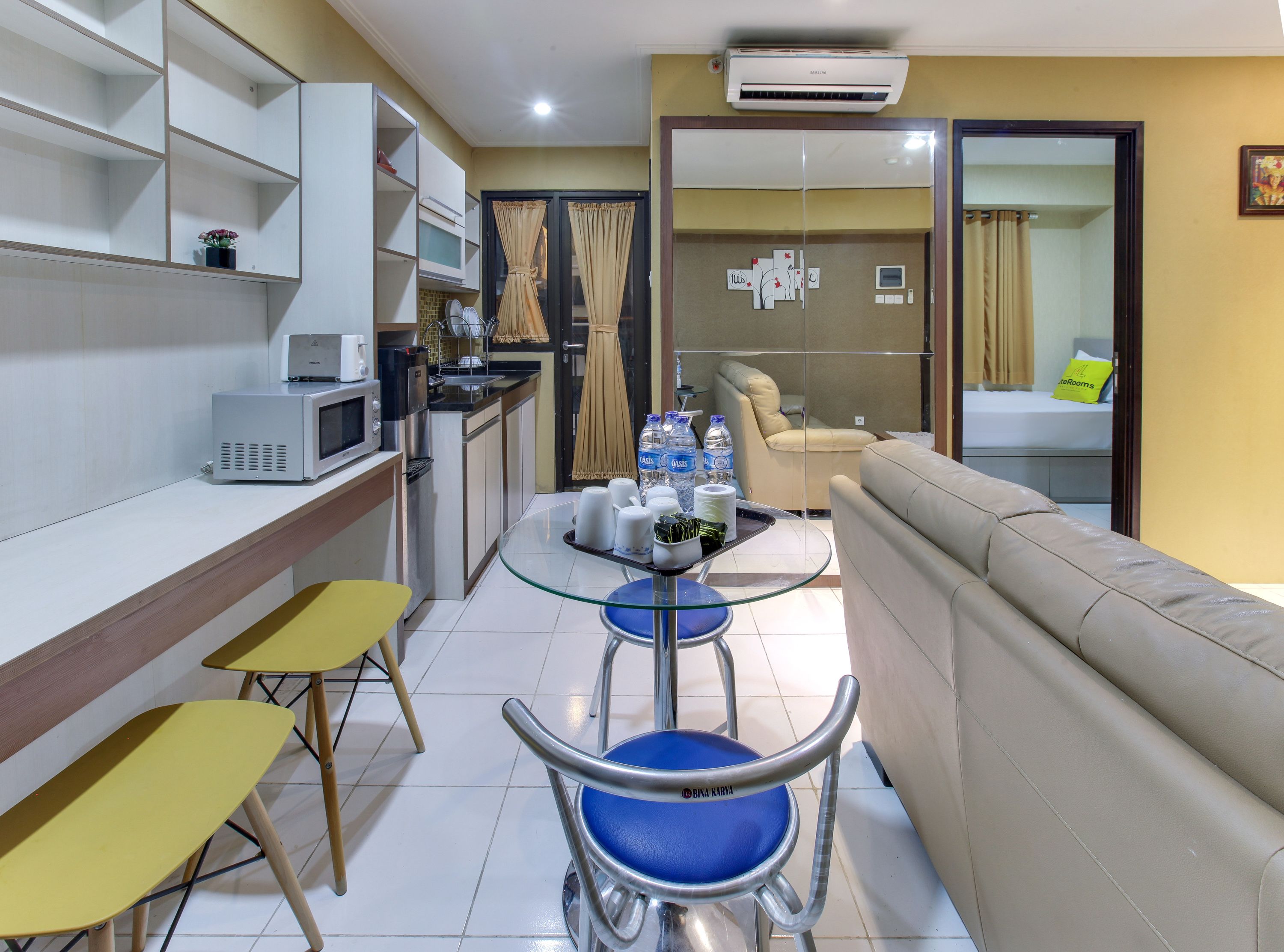 Suite Keluarga, 3 kamar tidur, ensuite, pemandangan kolam renang | Area keluarga | Televisi LCD 32-inci dengan saluran TV kabel dan TV