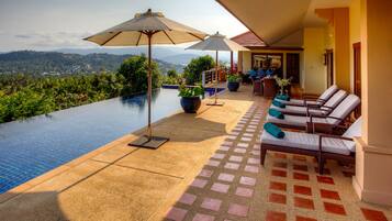 Piscina externa, espreguiçadeiras