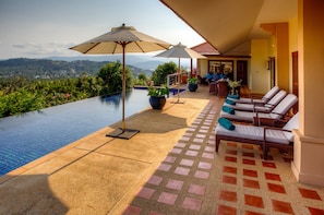 Outdoor pool, pool loungers - Alpha Villa (Koh Samui)